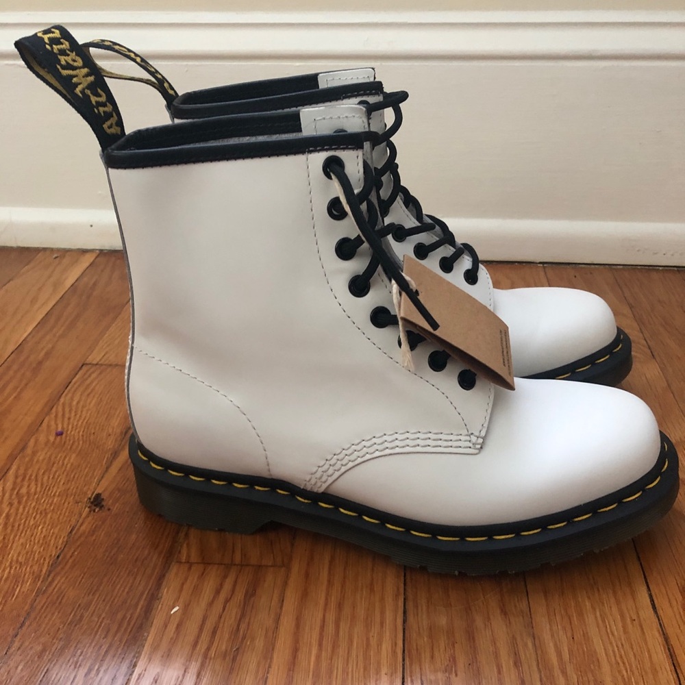 1460 COMBAT BOOT - Men’s 8 (Women’s 9)